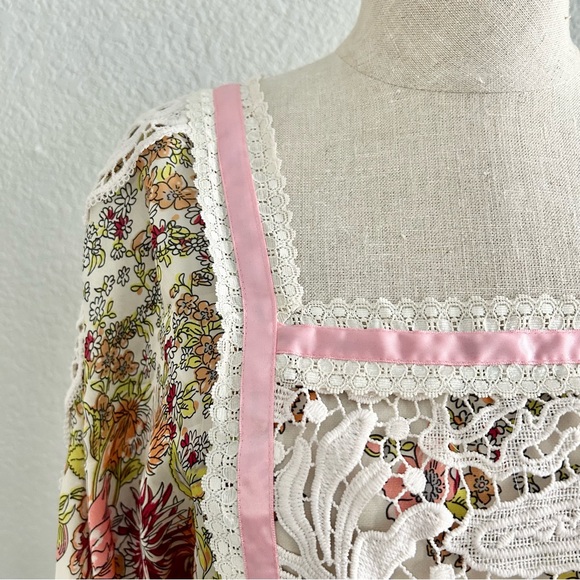 Anthropologie Tiny Begonia Floral Blouse Size Medium Pink Cream Lace - Picture 2 of 11